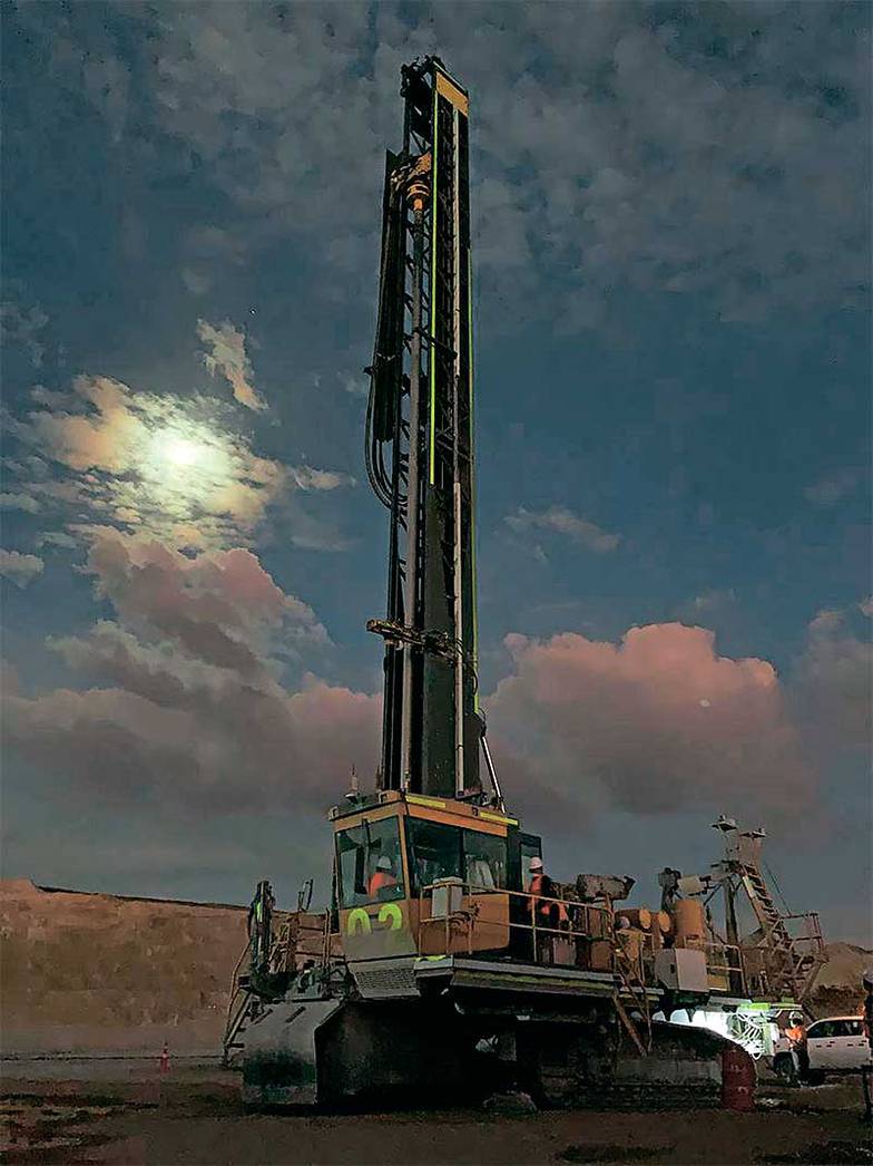 ПРЕДОСТАВЛЕНО ГК «ЦИФРА» Роботизированный буровой станок — часть системы автономного бурения на базе решения ZR RoboDrill — на разрезе Shougang Hierro в Андах, Перу. Использование ZR RoboDrill позволяет сократить эксплуатационные расходы на 10–30%