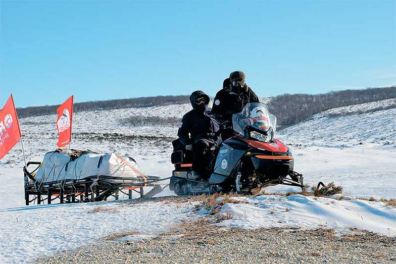  Frontier 1000 с китайским 72-сильным четырехтактным двигателем — флагман модельного ряда ценой более 1 млн рублей — позиционируется скорее как туристи- ческий, чем утилитарный. Была более дешевая (на 160–220 тыс. рублей) версия с собственным двухтактным 70-сильным двигателем. Увы, этот мотор — самый высокотехнологичный в гамме, поэтому его пришлось поставить на паузу. Зато вместо «импортозамещения» вскоре ожидается кардинальная модернизация двигателя в сторону экономичности и надежности