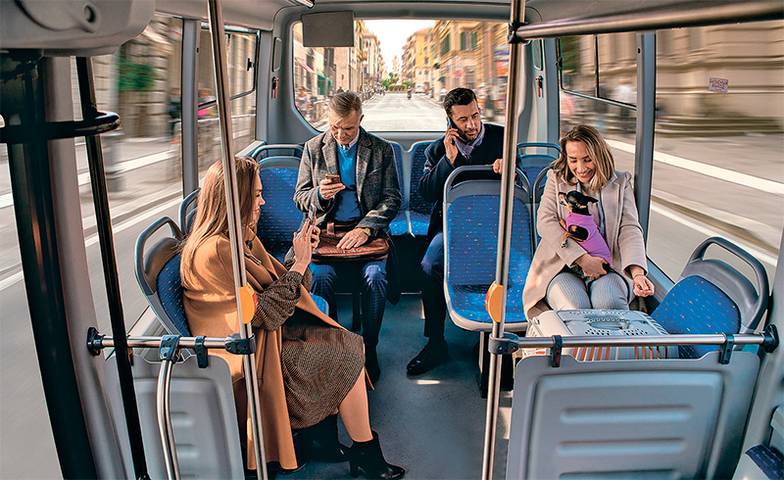 Фотография предоставлена пресс-службой ГАЗ «Газель City» — городской полунизкопольный микроавтобус на 17 посадочных и пять стоячих мест. Высота ступеньки 270 мм (при «приседании» машины с помощью пневмоподвески) и ширина проема 1100 мм позволяют закатывать инвалидное кресло или детскую коляску