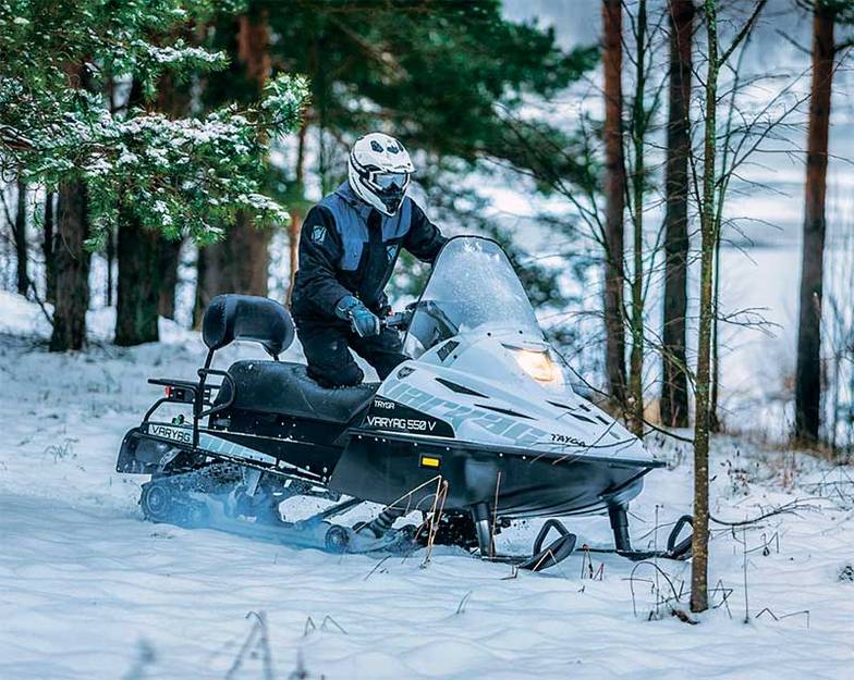  «Варяг» (на фото 55-сильная версия 550) — с него начиналось перерождение за- вода в конце 1990-х. Благодаря своей простоте и неприхотливости модель до сих пор одна из самых востребованных в гамме. Но проблемы с импортозамещением моторного производства поставили модель на паузу, как и ее еще более простую и дешевую (489 тыс. рублей против 633 тыс.) 500-кубовую 43-сильную версию. Впрочем, в цеху уже готовятся к возобновлению производства этой модели в из- рядно «русифицированном» виде