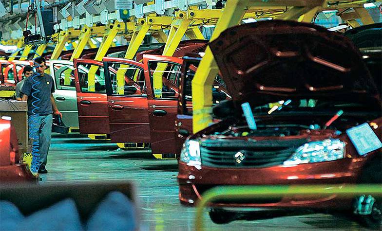 ФОТО ИТАР-ТАСС/ ВАЛЕРИЙ ШАРИФУЛИН Renault на московском автозаводе успешно выпускал массовые модели: сначала Logan, Sandero, затем кроссове- ры Duster, Kaptur, Arkana
