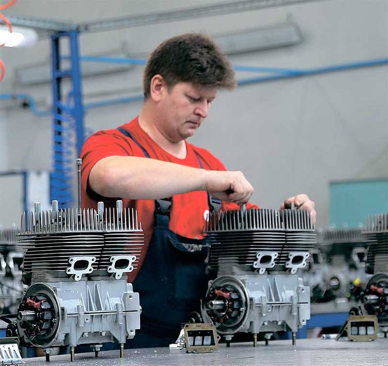  «Русская механика» продолжает выпуск собственных двигателей, пока исключительно двухтактных (на фото сборка самой массовой модели, РМЗ-550). Последние, не- смотря на свою прожорливость и склонность к перегреву при перепаде температур, лучше подходят к снегоходам благодаря меньшей массе и простоте эксплуатации и ремонта. Но потребитель все чаще требует четырехтактные моторы, причем нынешние китайские его устраивают все меньше. Поэтому уже запущены работы над современны- ми четырехтактниками собственной конструкции