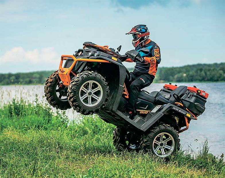  Квадроциклы (ATV) для «Руской механики», скорее, продукт второго плана (выпуск в 2022 году — 2201 штука против 6880 снегоходов), но в ближайшие годы нас ждет большое продвижение завода в этом направлении. На фото топ-модель, 60-сильный RM 800 Duo EPS. Отличия от китайских конкурентов — более низкая цена (менее 1 млн рублей против 1,1–1,4 млн у аналогов), более живучее шасси и полноценное, а не урезанное пассажирское место