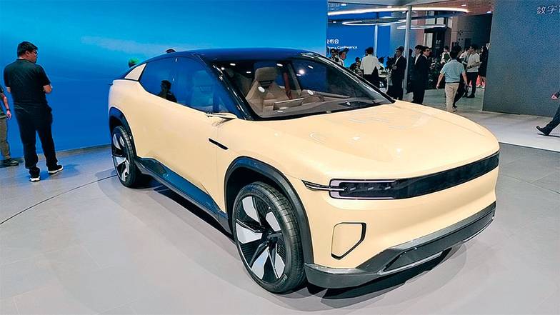 Алексей Грамматчиков Концепт купе-кроссовера Changan CD701 имеет оригинальный низкий силуэт, он построен на новой платформе SDA, и предположительно вместе с этой моделью на рынок скоро будет выведен новый премиальный бренд Zhuge