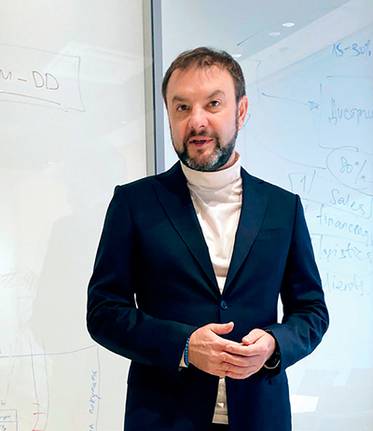  Мы выбрали длинный и сложный путь. Нам мало просто  нанять программистов и создать сайт за несколько  десятков миллионов рублей. Мы сначала вкладываем  в аудиторию и создаём сообщество неравнодушных  к продукту людей. Строим инфраструктуру