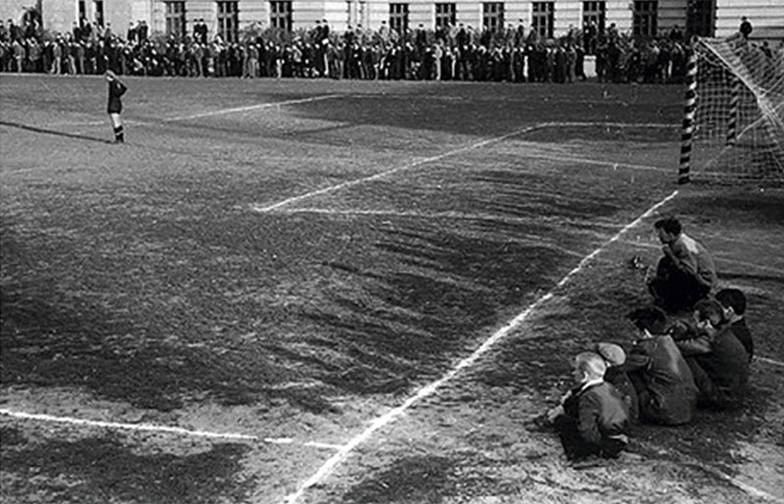 ИЗ ЛИЧНОГО АРХИВА МИХАИЛА БОЛОТОВ Работа Марка Болотова «Подавляющее преимущество» демонстрировалась уже на выставке 1959 года, правда, в кадрированном вид