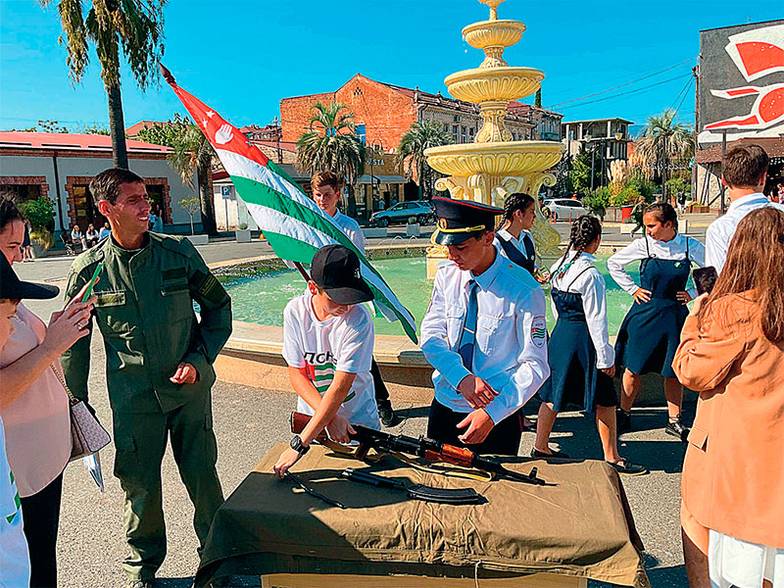 БЕРТ КОРК За 30 лет выросло целое поколение, воспитанное на гордости за свою землю и за свою победу