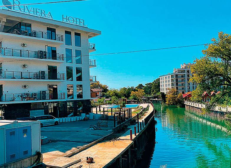 БЕРТ КОРК Современные отели в Абхазии стали появляться только после пандемии. Большинство из них — это старые восстановленные здания