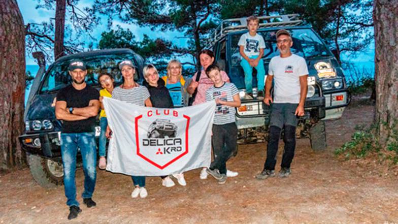  Евгений Греков (крайний справа) - серийный создатель сообществ на Юге, одно из них  объединяет владельцев полноприводных микроавтобусов марки MMM «Delica»