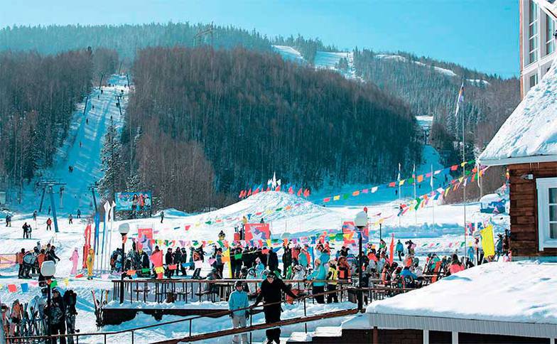  Любители активного отдыха отдыхают на Байкале в Байкальске, где находится «Куршевель на Байкале» — горнолыжный курорт «Гора Соболиная»