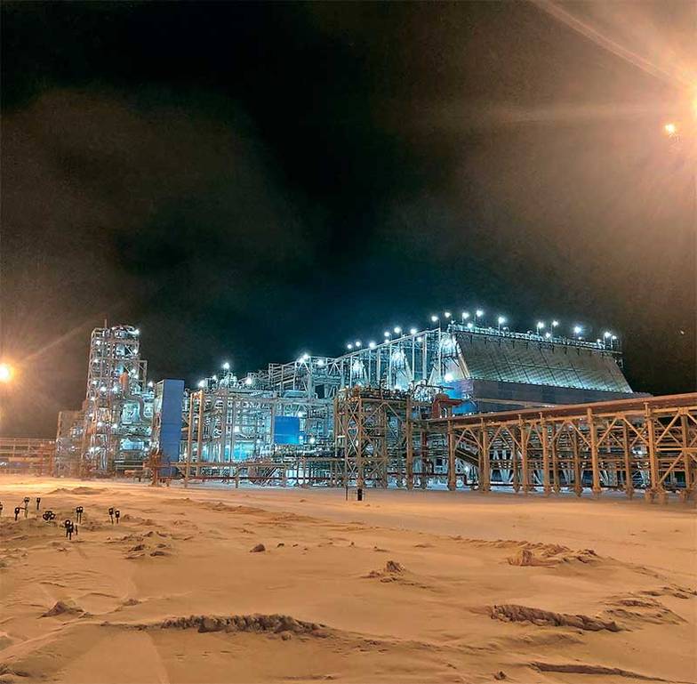 АЛЕКСАНДР ИВАНТЕР Первой ласточкой на пути к достижению технологического суверенитета в отрасли крупнотоннажного сжижения газа стала четвертая линия проекта «Ямал СПГ» (на фото), реализованная на разработанной «НоваТЭКом» на российском оборудовании технологии «Арктический каскад». За пять лет работы «Ямал СПГ» произвел 85 млн тонн сжиженного газа, отправил потребителям 1150 партий СПГ