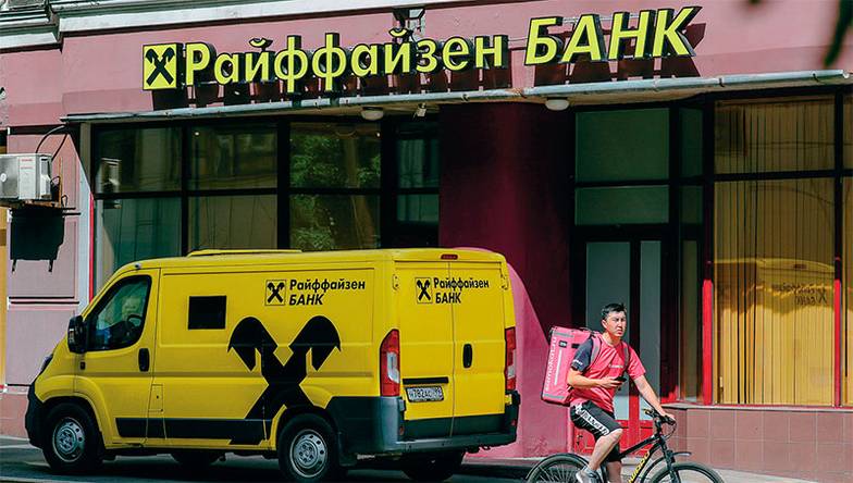 РБК/ТАСС Австрийский Raiffeisenbank, отлично зарабатывающий в текущей ситуации, явно тянет время