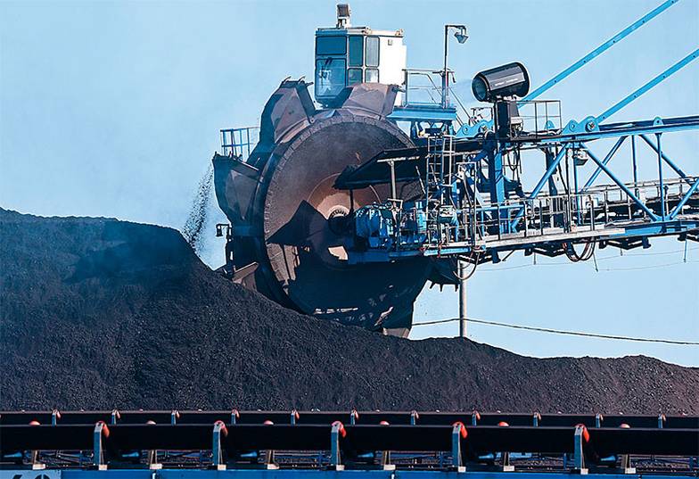 АЛЕКСАНДР РЮМИН/ТАСС Работа стакер-реклаймера в терминале «Дальтрансуголь»