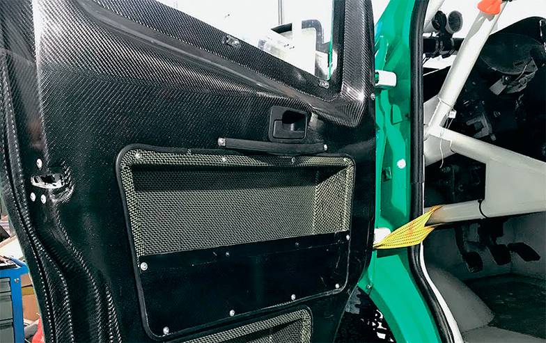 «ГАЗ Рейд Спорт» Ради облегчения передней части даже дверные карты поменяли на карбоновые