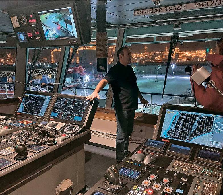 АЛЕКСАНДР ИВАНТЕР Капитанская рубка портового ледокола «Обь» в Сабетте напоминает командный пункт космического корабля