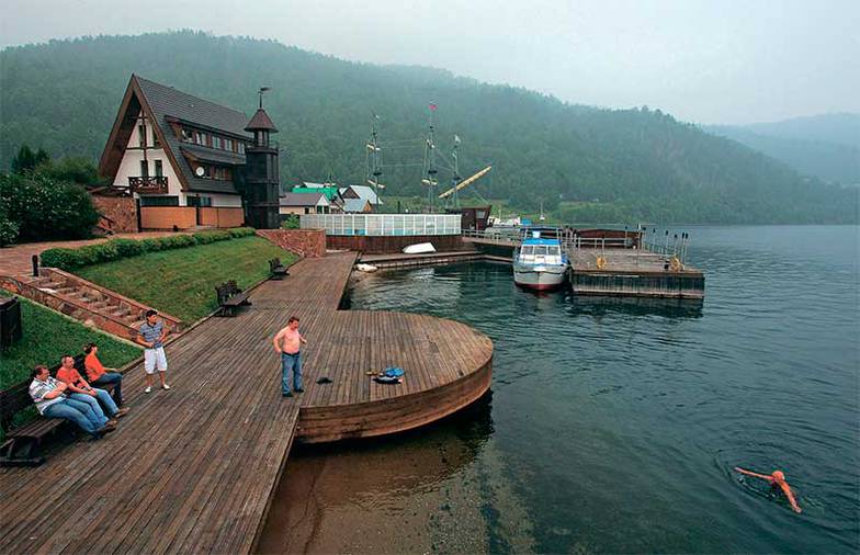 TASS Самые ленивые туристы едут из Иркутска до Листвянки, маленького скучного поселка в том месте, где, по легенде, непослушная дочь Ангара убегает от батюшки Байкала к красавцу Енисею