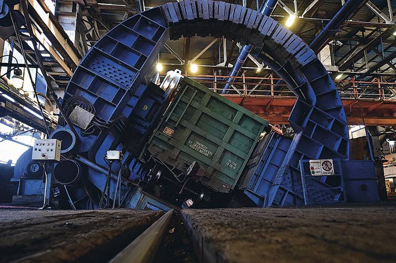 ЮРИЙ СМИТЮК/ТАСС Вагоноопрокидыватель в терминале «Дальтрансуголь»