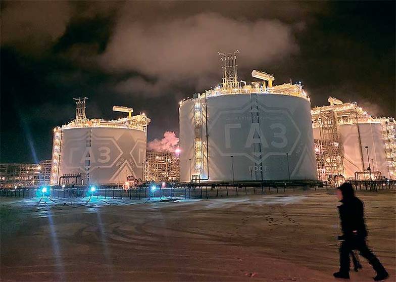 АЛЕКСАНДР ИВАНТЕР Резервуары для хранения сжиженного газа завода «Ямал СПГ» выполнены по принципу термоса. Внутренняя обечайка — из нержавеющей стали с добавлением 9% никеля, внешняя 80-сантиметровая стенка бетонная, между ними — теплоизолятор (перлит). Конструкция позволяет поддерживать температуру СПГ на отметке минус 163 градуса Цельсия. Резервуары покоятся на свайных основаниях: под каждым из них 958 свай и 1300 термостабилизаторов