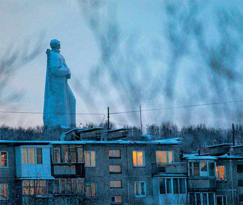 МАКСИМ КОНАНКОВ/OCTAGON.MEDIA/ТАСС Место силы Мурманска — монумент Защитникам Советского Заполярья в годы Великой Отечественной войны. Возвышающаяся на вершине сопки 35-метровая фигура воина — мурманчане зовут его Алешей — видна практически отовсюду в городе