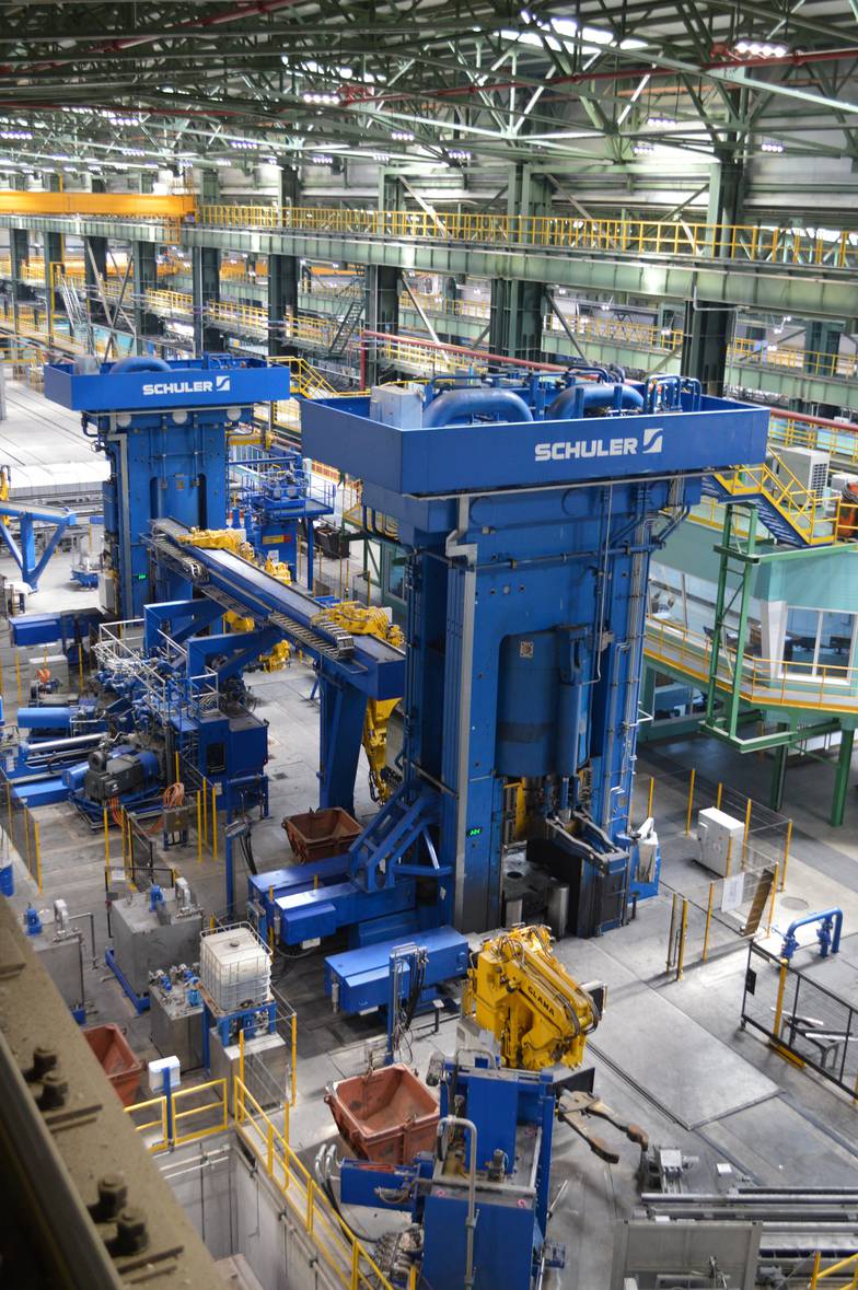 Предоставлено пресс-службой Прессопрокатный участок – предназначен для получения чернового колеса методом горячей деформации. Горячая деформация производится в автоматическом режиме последовательно на прессе усилием 10 000 тс, колесопрокатном стане и прессе усилием 5 000 тс. Оборудование обеспечивает высокую точность размеров, что позволяет снизить припуски на обработку и затраты на производство.