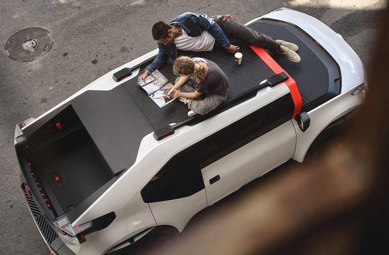  Крыша и капот — тоже личное пространство! А еще, стоя на них, удобно подстригать деревья в саду или ремонтировать фасад дома. (Citroen Oli)