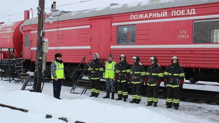 Для ликвидации горения на нефтебазе в Клинцах прибыл пожарный поезд