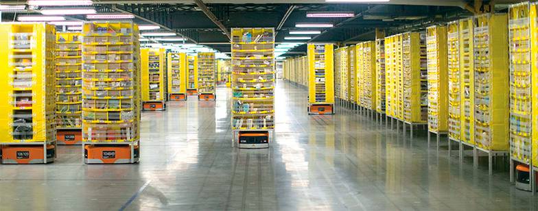 ДИТ- ZUMA\TASS На складах Amazon уже трудятся сто тысяч роботов. Они способны, в частности, передвигать полки с товарами. Однако программа полной роботизации складов отложена на десять лет