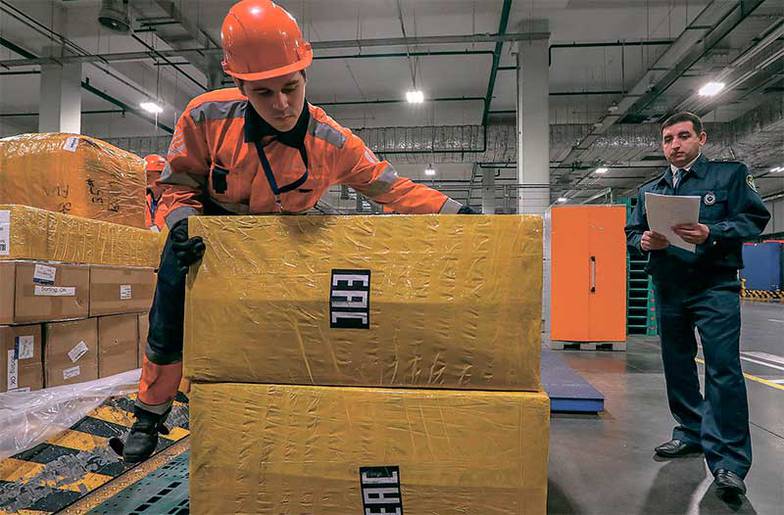 СТАНИСЛАВ КРАСИЛЬНИКОВ/ТАСС Товары надолго задерживаются как на российской, так и на иностранной таможне. Из-за этого сроки доставки могут доходить до двух месяцев