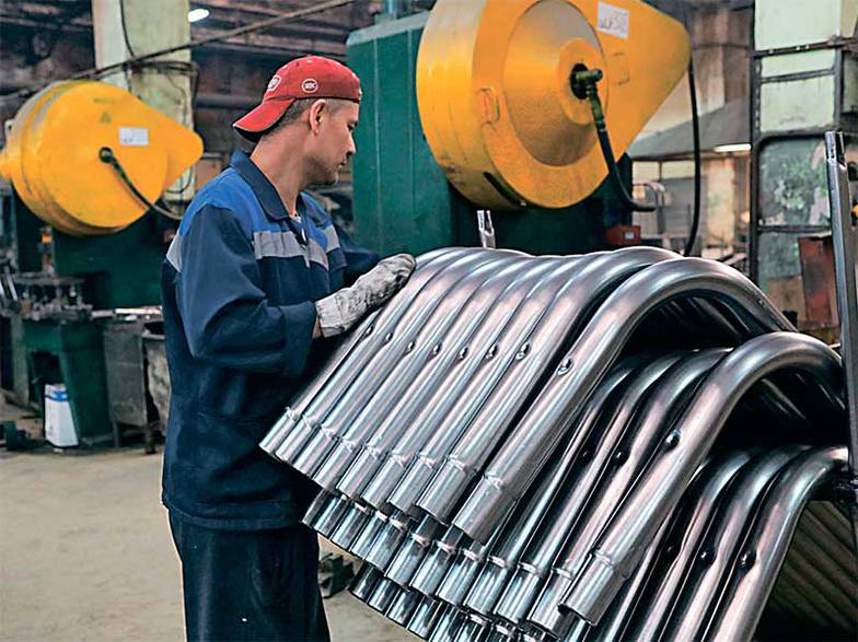 ОЛЕГ СЕРДЕЧНИКОВ В себестоимости качелей затраты на покупку стальной трубы составляют 55%. От цен на металл зависит маржинальность всего бизнеса