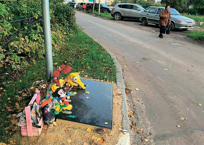Берт Корк В память о погибших на Маяковского до сих пор, спустя три месяца, стоит стихийный мемориал с живыми цветами и детскими игрушками