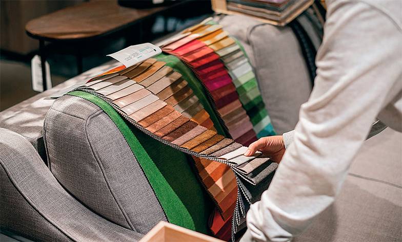Dantone Home Большой выбор тканей в производстве диванов на заказ — очень важная опция для привлечения дизайнеров интерьеров