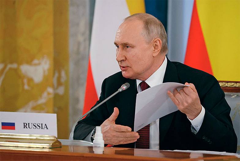 СЕРГЕЙ БОБЫЛЕВ/ТАСС Владимир Путин на встрече с африканской делегацией показал проект договора о постоянном нейтральном статусе Украины, который согласовали стороны в Стамбуле 15 апреля 2022 года