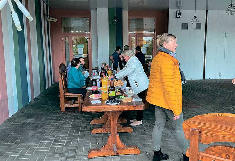 Берт Корк Временно эвакуированные из приграничного села Журавлевка устроили День села в белгородской гостинице «Амакс». Они ждут дня, когда им позволят вернуться домой…