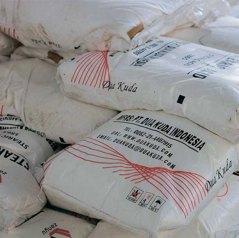 ОЛЕГ СЕРДЕЧНИКОВ Из-за границы ввозится порядка 80% стеариновой кислоты, необходимой для производства