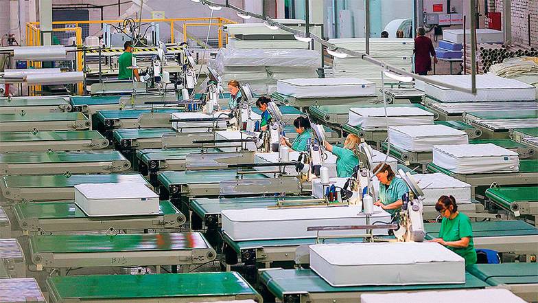 ЛАДИМИР СМИРНОВ/ТАСС Производство текстильных изделий восстанавливается, мебели — растет. На фото: швейный цех компании «Аскона»