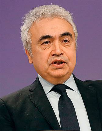 EPA/STEPHANIE LECOCQ Руководитель МЭА Фатих Бироль: «Без рывка во вложениях в чистые энергии объемы инвестиций в традиционные энергетические проекты рискуют оказаться недостаточными для удовлетворения потенциального спроса»