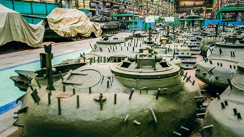 ЕВГЕНИЙ КУРСКОВ/ТАСС ОПК — важнейший двигатель обрабатывающих производств. На фото: башни танков Т-72 в сборочном цеху Омского завода транспортного машиностроения