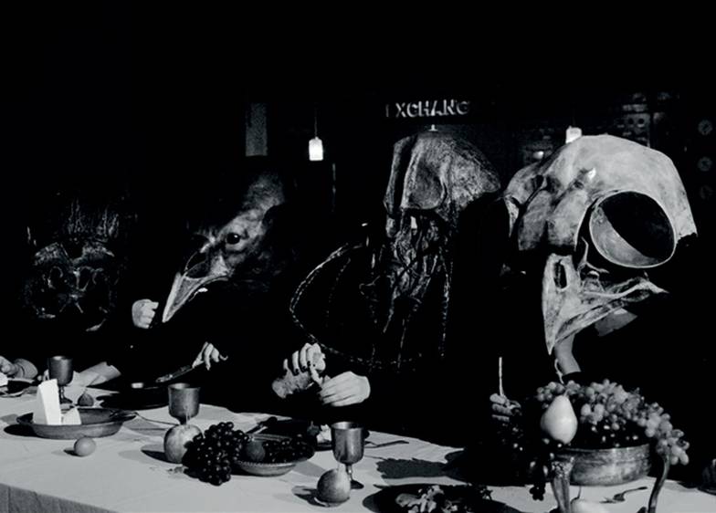 ИЗ АРХИВА МАРИИ БОГОРАЗ Во время перформанса в клубе Mutabor актёры в масках сидели за столом и ели
