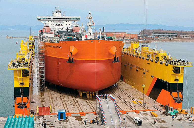 АЛЕКСАНДР САФРОНОВ/ТАСС Владимир Путин принял участие в имянаречении двух судов арктического класса на судостроительном комплексе «Звезда»