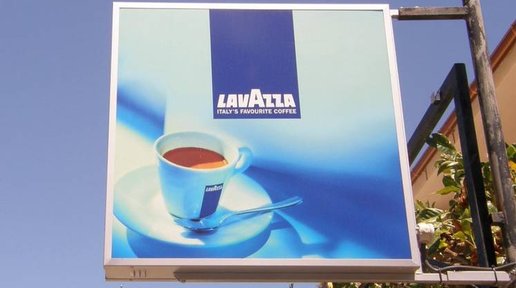 Производитель кофе Lavazza приостановит свою работу в России