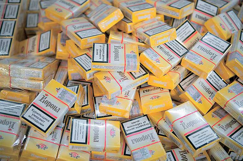 DANIEL REINHARDT/DPA Продажа сигарет на стихийном рынке