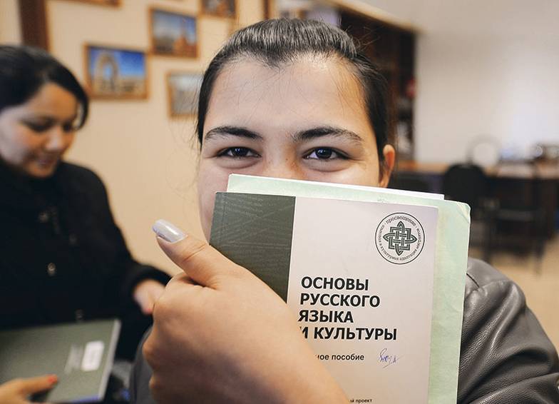 ИТАР-ТАСС/ ВАЛЕРИЙ МАТЫЦИН Краеугольный камень миграционной проблемы — знание языка, культуры и традиций. При получении российского паспорта новый гражданин должен при- нести присягу. Чиновники пришли посмотреть, как это происходит, и из 16 человек прочитать присягу по бумажке смогли только двое