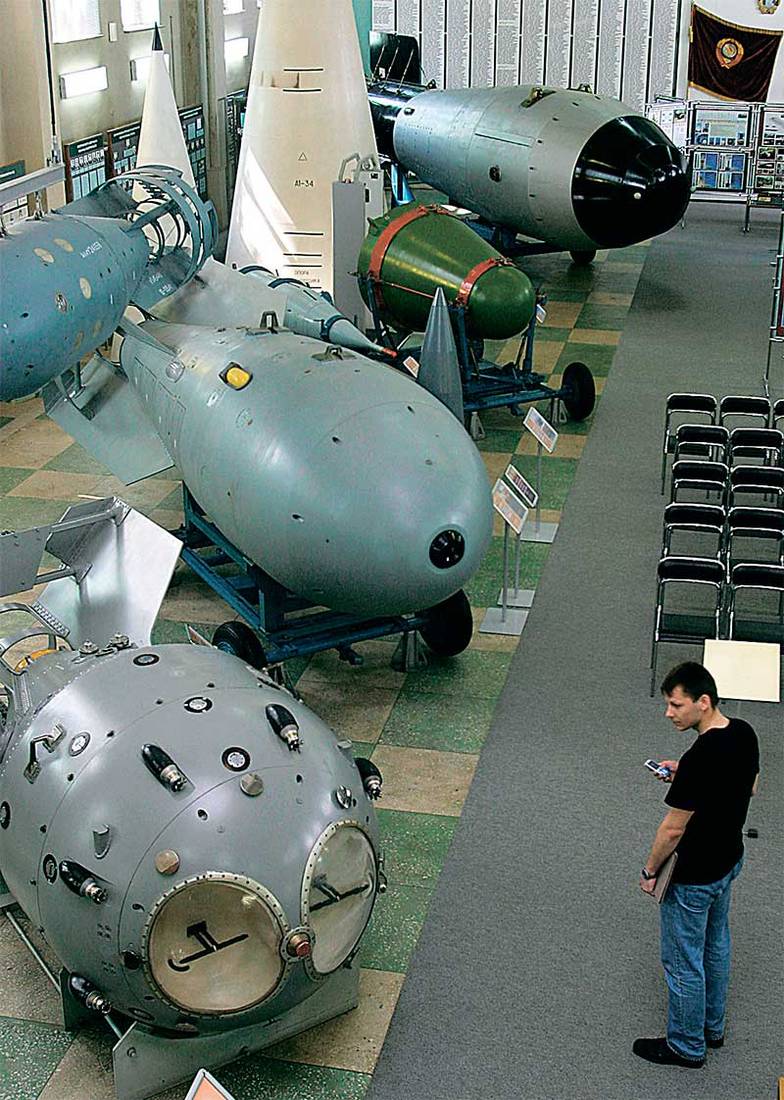 ИТАР-ТАСС / НИКОЛАЙ МОШКОВ Первая советская атомная бомба (РДС-1) и первая советская водородная бомба (РДС-6) — экспонаты музея ядерного оружия Российского федерального ядерного центра ВНИИЭФ в Сарове