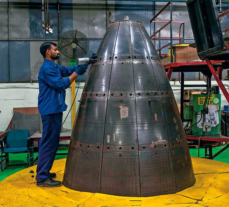 AP PHOTO/RAFIQ MAQBOOL Восторженные индийцы делают селфи у экрана с трансляцией миссии «Чандраян-3»