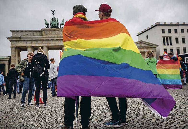 MICHAEL KAPPELER/DPA Радужные флаги у Бранденбургских ворот в честь легализации однополых браков в Берлине. 2017 год