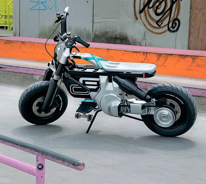 BMW Motorrad Концепт BMW СЕ 02 (2021 г.) на агрегатах СЕ 04. Скейт-стилистика, «прихваты» для багажа, отсутствие декоративных/нефункциональных элементов и наоборот, колпаки-диски на колесах — все по последнему писку «уличной» моды. Норма для «гаражников» или стартапов, но невероятно смело для «фирменного» дизайн-центра.