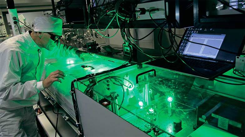 пресс-служба ННГУ Руководитель школы лазерных технологий, заведующий кафедрой общей физики ННГУ, доктор физико-математических наук, профессор Михаил Бакунов за исследованиями