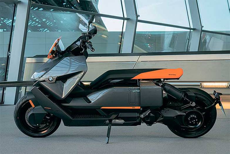 BMW Motorrad Электрический 34-сильный максискутер BMW СE 04 впечатляет не только из- рядной длиной и малой высотой, но и почти ВХУТЕМАСовской лаконичностью форм и объемов. Харизматичная внешность в сочетании с лучшей на сегодняшний день электрической «начинкой» и вменяемой ценой сделала новинку-2022 бестселлером в своем классе.