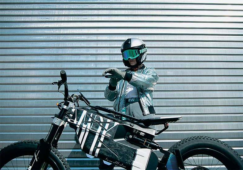 BMW Motorrad Концепт внедорожного электромопеда BMW AMBY Vision с капотировкой рамы в стиле ПЗРК Stinger и седлом, стилизованным под деку карбонового скейтборда. Интересно, многое ли дойдет до серии?