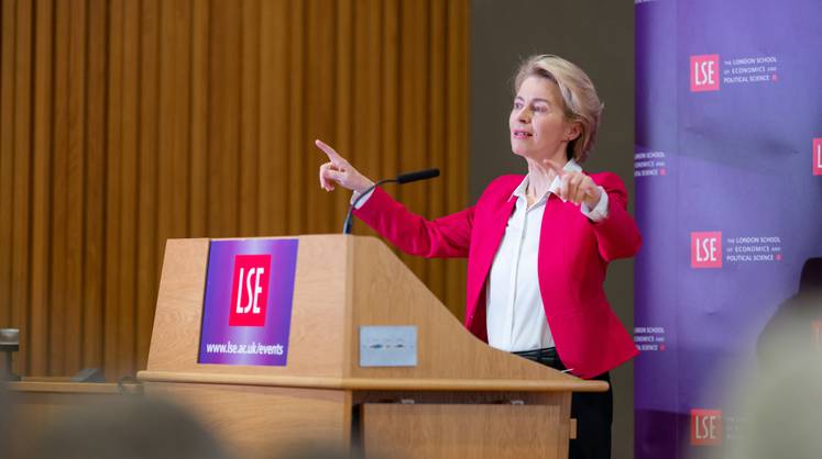 Еврокомиссия поддержала Францию в ее конфликте с США и Австралией